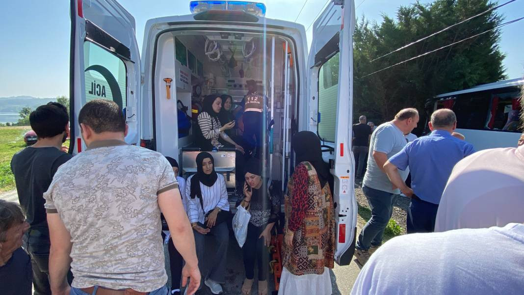 Tır ile servis midibüsü kafa kafaya çarpıştı: 1'i ağır 26 yaralı - Resim: 5